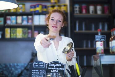 Junge Frau arbeitet in einem Café - SGF02428