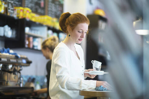 Junge Frau arbeitet in einem Café - SGF02435