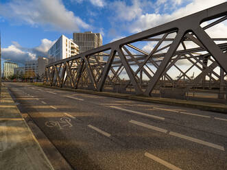 Fahrradspur auf einer Brücke, HafenCity, Hamburg, Deutschland - LAF02398