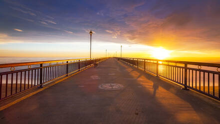 Sonnenaufgang am Brighton Pier in Christchurch, Südinsel, Neuseeland - SMAF01607