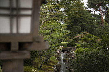 Japan, Präfektur Ishikawa, Kanazawa, Teich und Holzlaterne im Garten Kenroku-en - ABZF02724