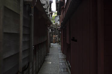 Japan, Präfektur Ishikawa, Kanazawa, Schmale Gasse zwischen Gebäuden - ABZF02726