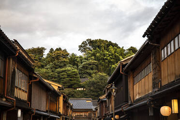 Japan, Ishikawa Prefecture, Kanazawa, Two rows of traditional Japanese houses - ABZF02728