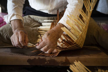 Japan, Takayama, Handwerker bei der Herstellung von Körben in einer Werkstatt - ABZF02743