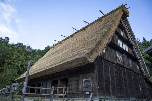Japan, Takayama, Traditionelles Haus im Volksdorf Hida - ABZF02752