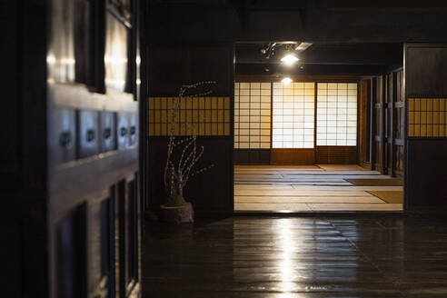 Japan, Takayama, Innenraum eines traditionellen japanischen Hauses im Hida Folk Village - ABZF02756
