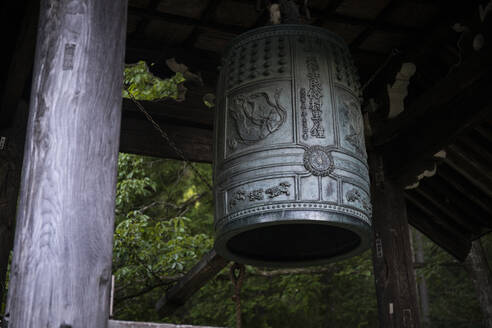 Japan, Takayama, Traditionelle Glocke des Volksdorfes Hida - ABZF02757