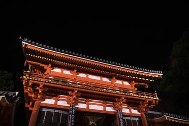 Japan, Präfektur Kyoto, Kyoto-Stadt, Beleuchtetes Torii-Tor eines Shinto-Tempels bei Nacht - ABZF02766