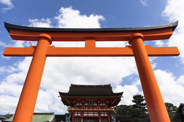 Japan, Präfektur Kyoto, Stadt Kyoto, Rotes Torii-Tor des Fushimi Inari-taisha-Schreins - ABZF02770