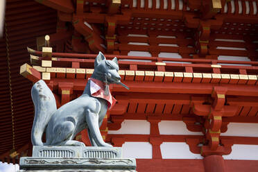 Japan, Präfektur Kyoto, Stadt Kyoto, Fuchsstatue am Fushimi Inari-taisha-Schrein - ABZF02771