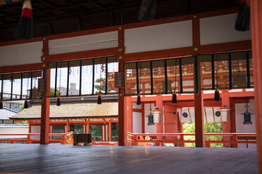 Japan, Präfektur Kyoto, Stadt Kyoto, Leerer Innenraum des Fushimi Inari-taisha-Tempels - ABZF02774