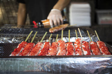 Japan, Kyoto Prefecture, Kyoto City, Yakitori grilling at food stand - ABZF02798