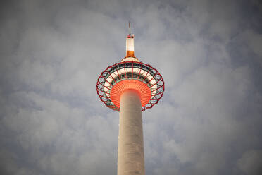 Japan, Präfektur Kyoto, Stadt Kyoto, Niedriger Blickwinkel des Kyoto-Turms, der gegen die Wolken steht - ABZF02799