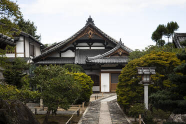Japan, Präfektur Kyoto, Stadt Kyoto, Japanischer Garten eines buddhistischen Tempels - ABZF02803