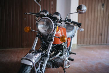 Oldtimer-Motorrad in Garage geparkt - JPIF00233