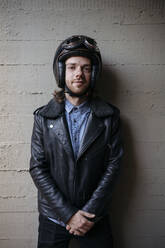 Porträt eines jungen Motorradfahrers mit - JPIF00238