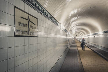 Deutschland, Hamburg, Radfahrer im Alten Elbtunnel - KEBF01382