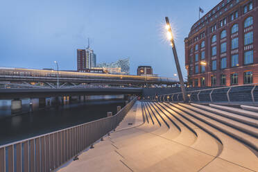 Deutschland, Hamburg, Treppe am Kanal und Elbphilharmonie in der Abenddämmerung - KEBF01400