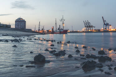 Germany, Hamburg, Ovelgonne port at low tide - KEBF01403