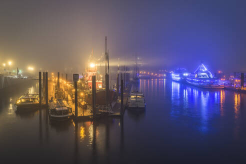 Deutschland, Hamburg, Hafencity, Beleuchteter Hafen in nebliger Nacht - KEBF01416