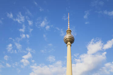 Deutschland, Berlin, Niedriger Blickwinkel auf den Berliner Fernsehturm gegen Wolken stehend - GWF06211