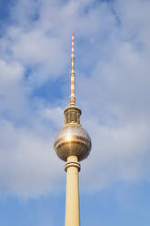 Deutschland, Berlin, Niedriger Blickwinkel auf den Berliner Fernsehturm gegen Wolken stehend - GWF06216