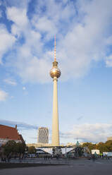 Deutschland, Berlin, Niedriger Blickwinkel auf den Berliner Fernsehturm gegen Wolken stehend - GWF06217