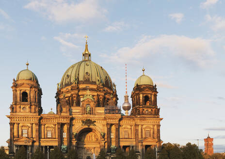 Deutschland, Berlin, Fassade des Berliner Doms mit Berliner Fernsehturm im Hintergrund - GWF06218