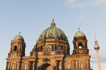 Deutschland, Berlin, Fassade des Berliner Doms mit Berliner Fernsehturm im Hintergrund - GWF06219