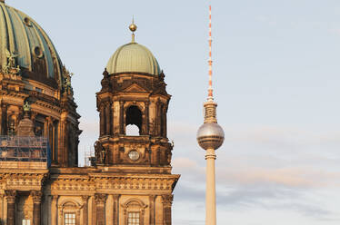 Deutschland, Berlin, Glockenturm des Berliner Doms mit Berliner Fernsehturm im Hintergrund - GWF06220
