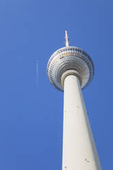 Deutschland, Berlin, Niedriger Blickwinkel auf den Berliner Fernsehturm vor blauem Himmel - GWF06221