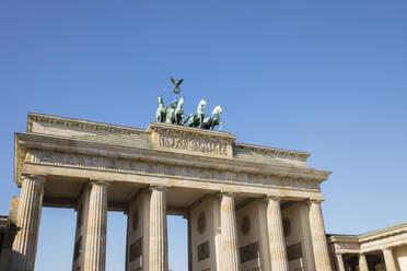 Deutschland, Berlin, Tiefblick auf das Brandenburger Tor vor klarem blauen Himmel - GWF06223