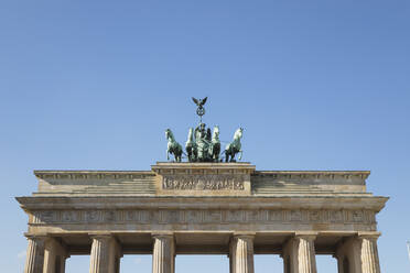 Deutschland, Berlin, Tiefblick auf das Brandenburger Tor vor klarem blauen Himmel - GWF06224