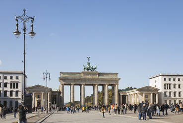 Deutschland, Berlin, Fußgänger vor dem Brandenburger Tor - GWF06225