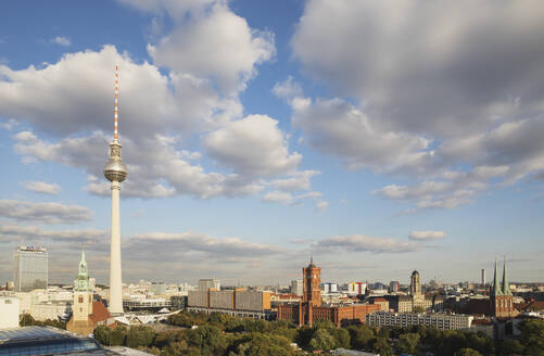 Deutschland, Berlin, Wolken über dem Berliner Fernsehturm und den umliegenden Gebäuden der Stadt - GWF06227