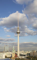 Deutschland, Berlin, Wolken über dem Berliner Fernsehturm und den umliegenden Gebäuden der Stadt - GWF06228