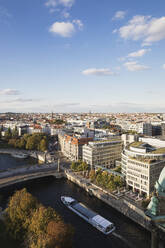 Deutschland, Berlin, Stadtansicht vom Berliner Dom in Richtung Friedrichsbrücke, Spree, James-Simon-Park und Hackescher Markt - GWF06232