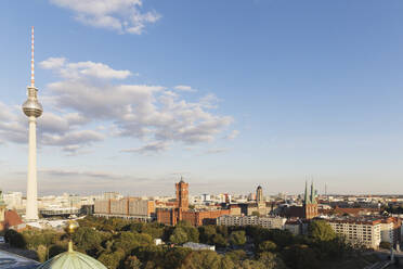 Deutschland, Berlin, Himmel über dem Berliner Fernsehturm und den umliegenden Gebäuden der Stadt - GWF06235
