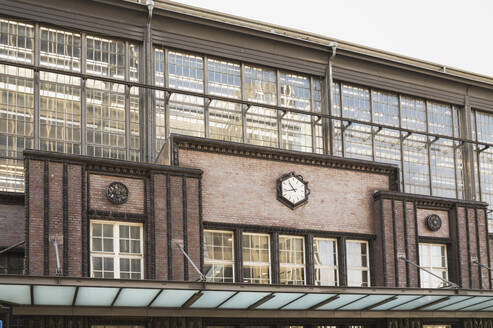 Deutschland, Berlin, Außenbereich des Bahnhofs Berlin Friedrichstraße - GWF06236