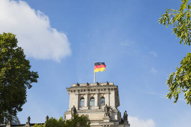 Deutschland, Berlin, Deutsche Flagge auf dem Reichstagsgebäude - GWF06237