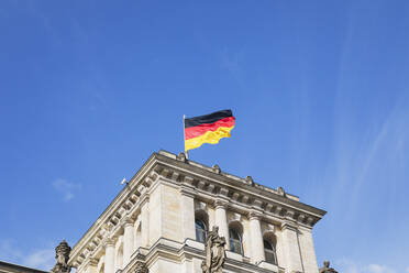 Deutschland, Berlin, Deutsche Flagge auf dem Reichstagsgebäude - GWF06238