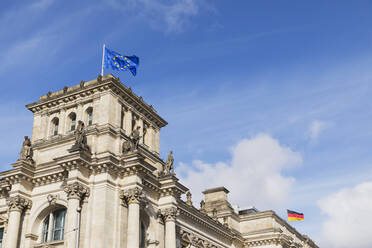 Deutschland, Berlin, Europäische Union und deutsche Flaggen auf dem Reichstagsgebäude - GWF06241