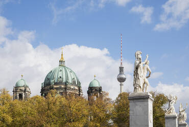 Deutschland, Berlin, Statuen der Schlossbrucke mit Berliner Dom und Berliner Fernsehturm im Hintergrund - GWF06246