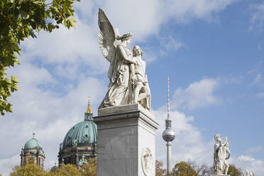 Germany, Berlin, Nike Assists Wounded Warrior statue with Berlin Cathedral and Berlin TV Tower in background - GWF06247