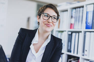 Portait of smiling young businesswoman in office - MOEF02627