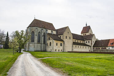 Deutschland, Insel Reichenau, Außenansicht der Benediktinerabtei Reichenau - RUNF03362