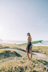 Junge blonde Surferin am Strand von Sopelana, Spanien - MTBF00096