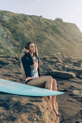 Junge blonde Surferin am Strand von Sopelana, Spanien - MTBF00101