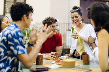 Freunde haben Spaß auf einer Party, trinken zusammen - SODF00159