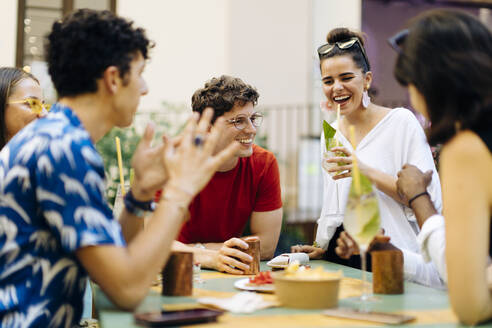 Freunde haben Spaß auf einer Party, trinken zusammen - SODF00159